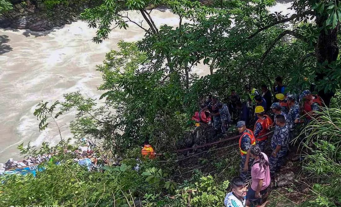 Reportan 27 muertos tras caída de un autobús con turistas indios a un río en Nepal
