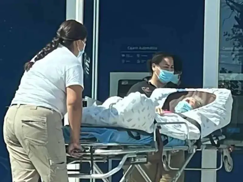 Familiares llevan en camilla a mujer de la tercera edad a un cajero en Nuevo León