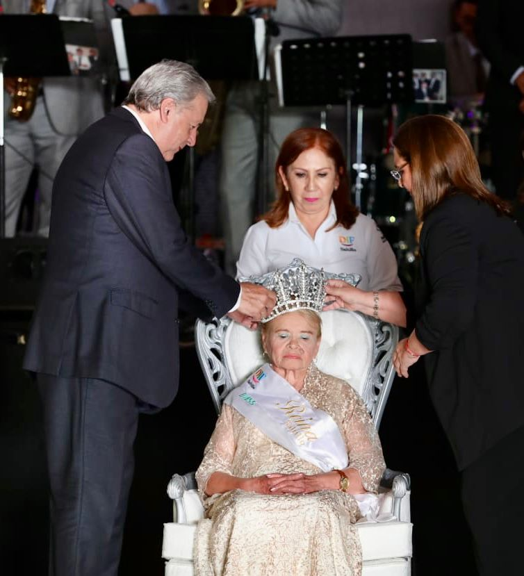 Coronan Alcalde y DIF Saltillo a reina de adultos mayores
