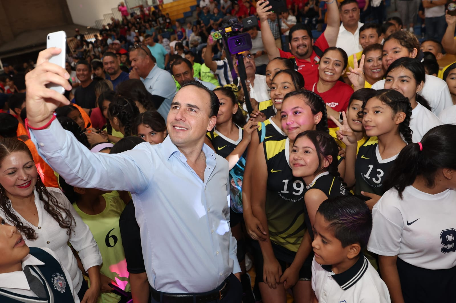 Manolo arranca entrega de más de 500 mil paquetes de útiles escolares