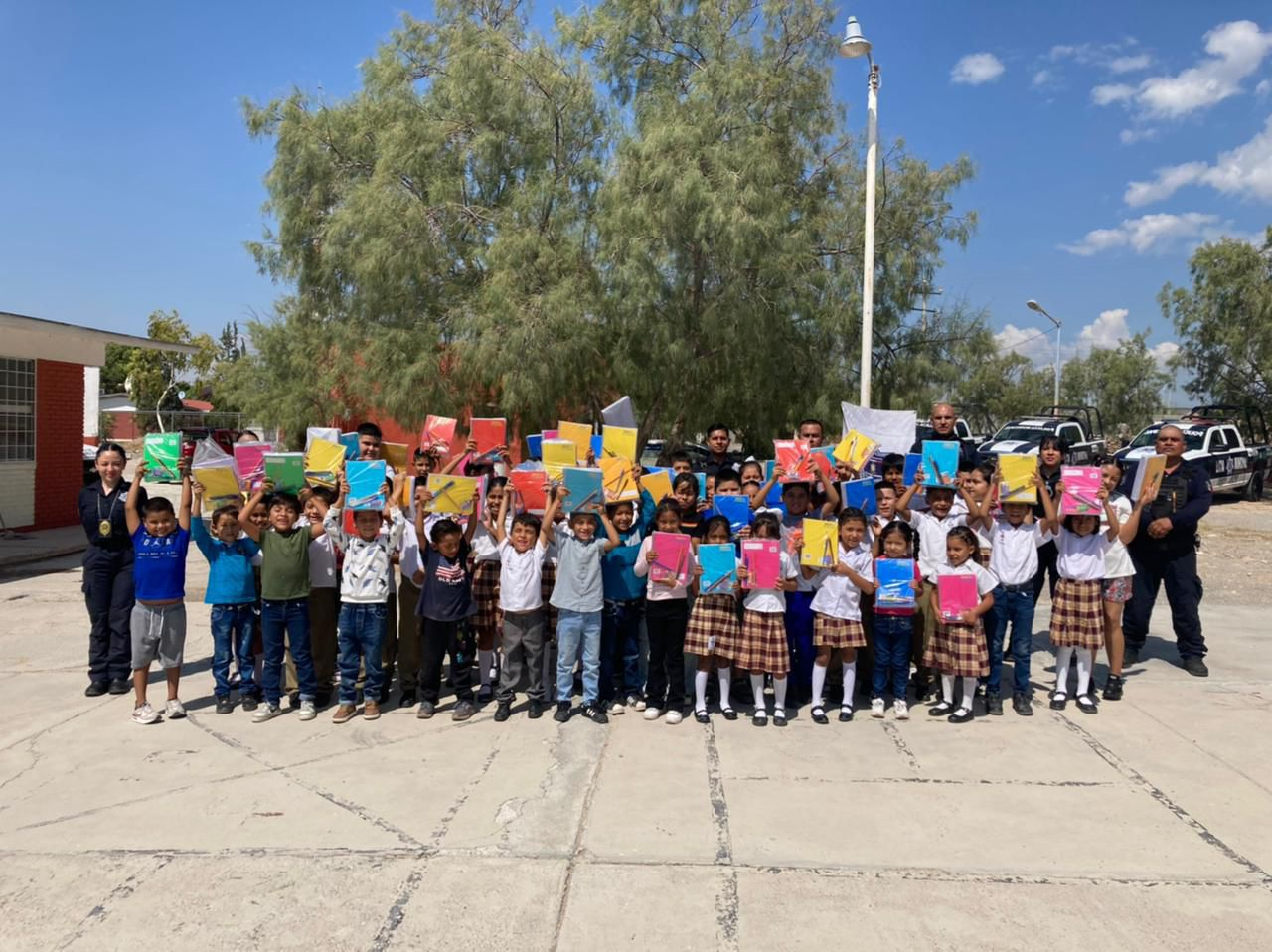 ESTUDIANTES DEL EJIDO HIPÓLITO RECIBEN ÚTILES ESCOLARES POR PARTE DE LA POLICÌA MUNICIPAL DE RAMOS ARIZPE