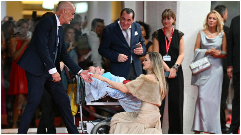 Angelina Jolie protagoniza un gesto inolvidable en la alfombra roja de Venecia