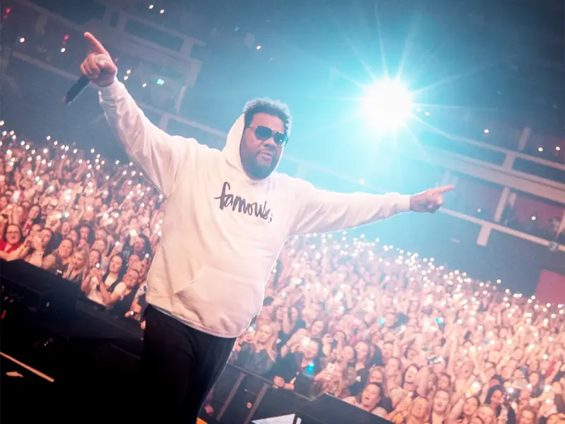 Rapero Fatman Scoop muere tras desplomarse en pleno escenario