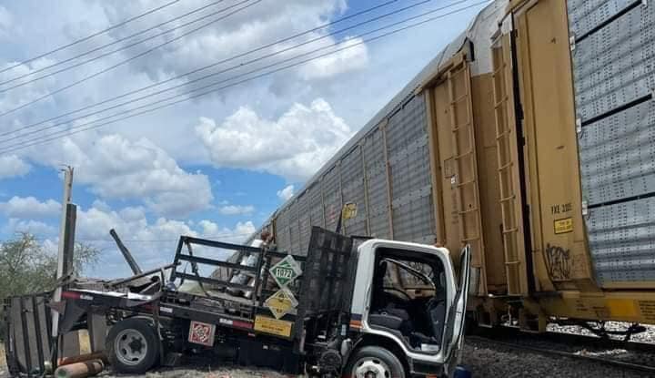 Impacta tren a camión de Infra