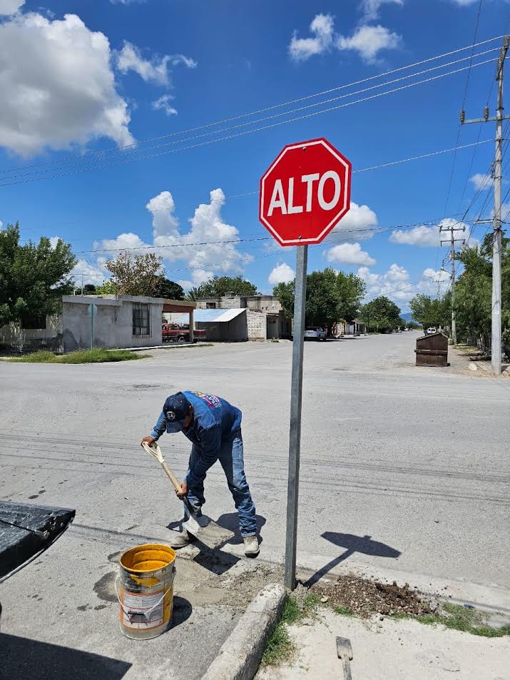 Instalan nomenclaturas y señalización de vialidad