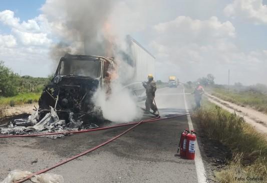 Se incendia tráiler; cierran la carretera