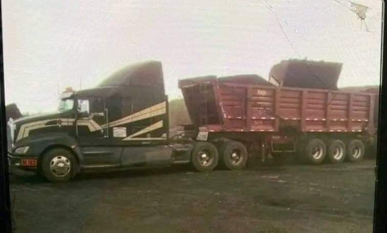 Roban camión carbonero y lo abandonan en brecha