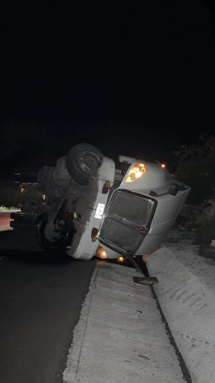 Vuelca camión carbonero sobre Autopista Premier