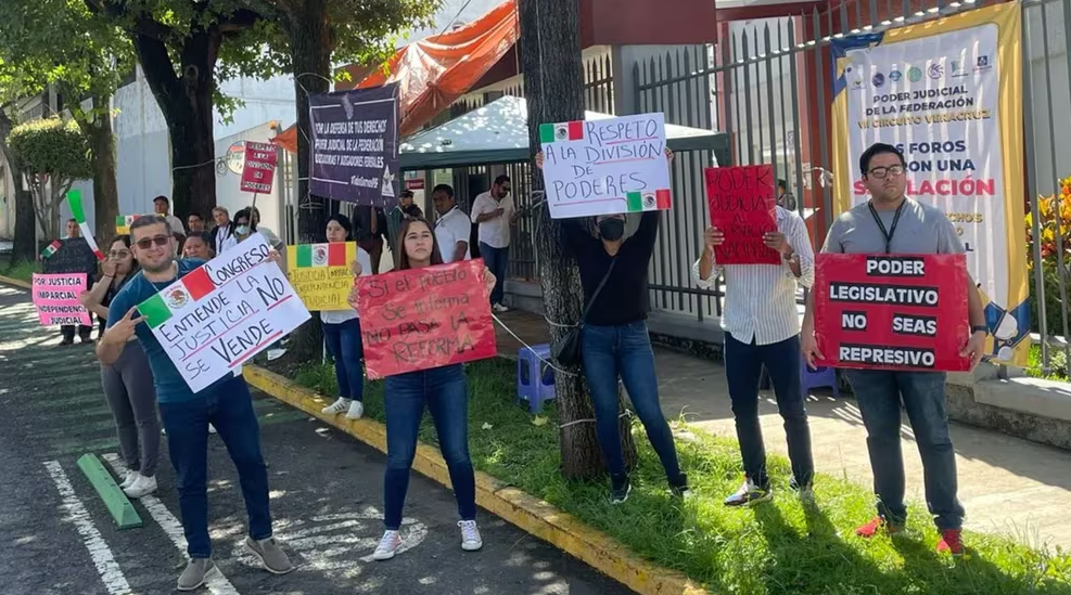 AMLO exhibe en la mañanera a jóvenes que protestaron contra la Reforma Judicial