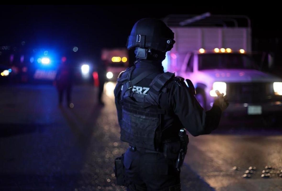 Cae con armas, balas y cargadores ocultos
