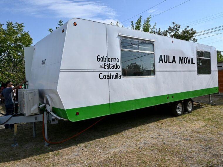 Utilizan aulas móviles para la alta demanda