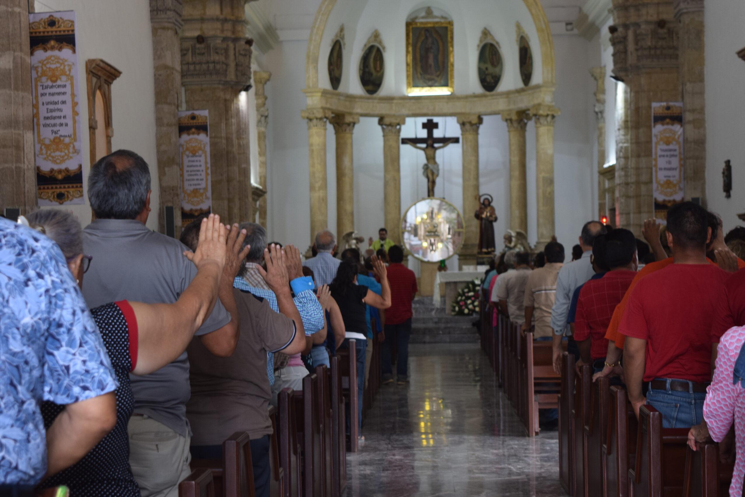 Pide Padre Néstor competir en servir