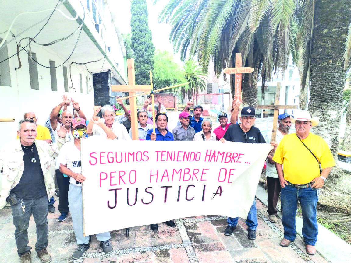 Jubilados cargan cruces y exigen pensión digna