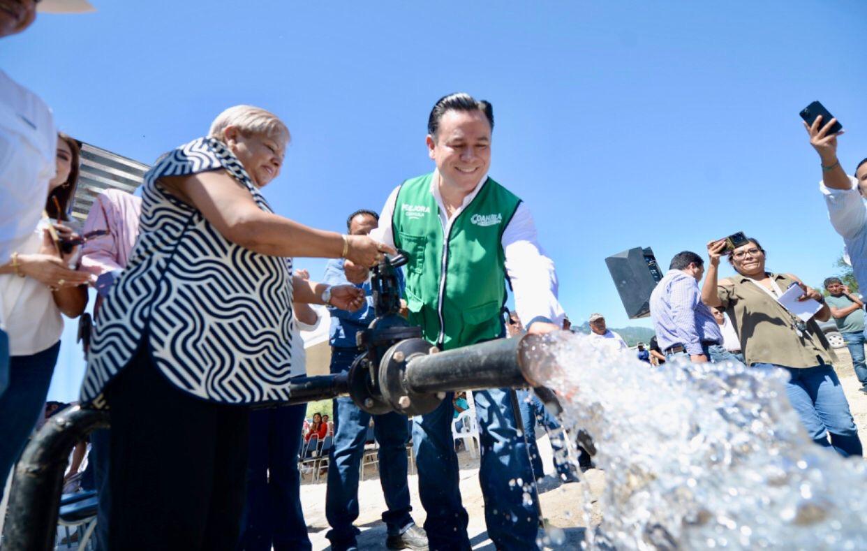 MANOLO JIMÉNEZ PROPORCIONA A CANDELA ´AGUA PARA TODOS´