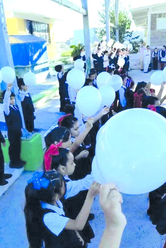 Lo despiden con globos blancos en su escuela