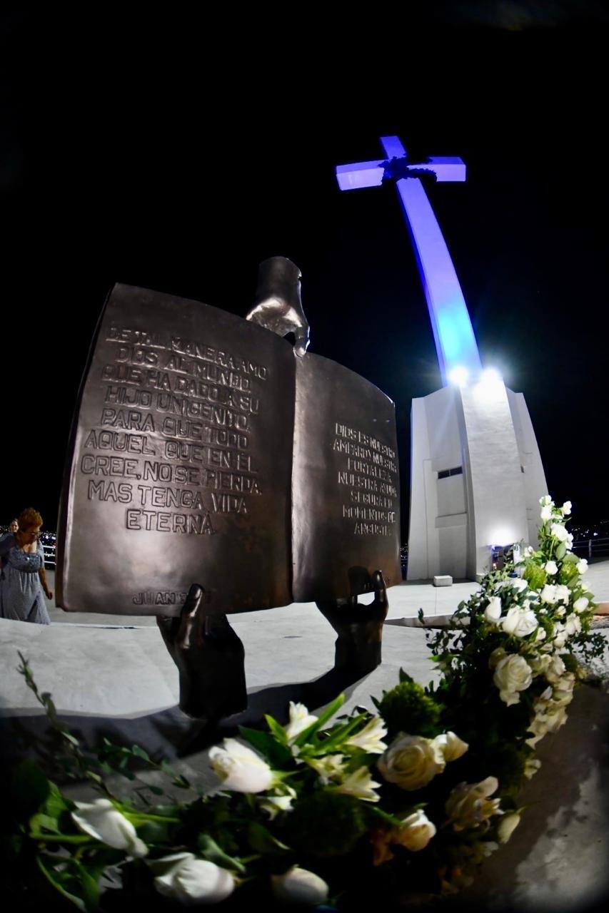 Develan monumental escultura de La Biblia