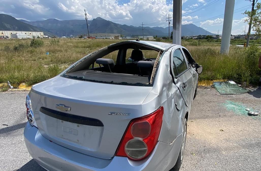 Tras volcadura queda auto con pérdida total