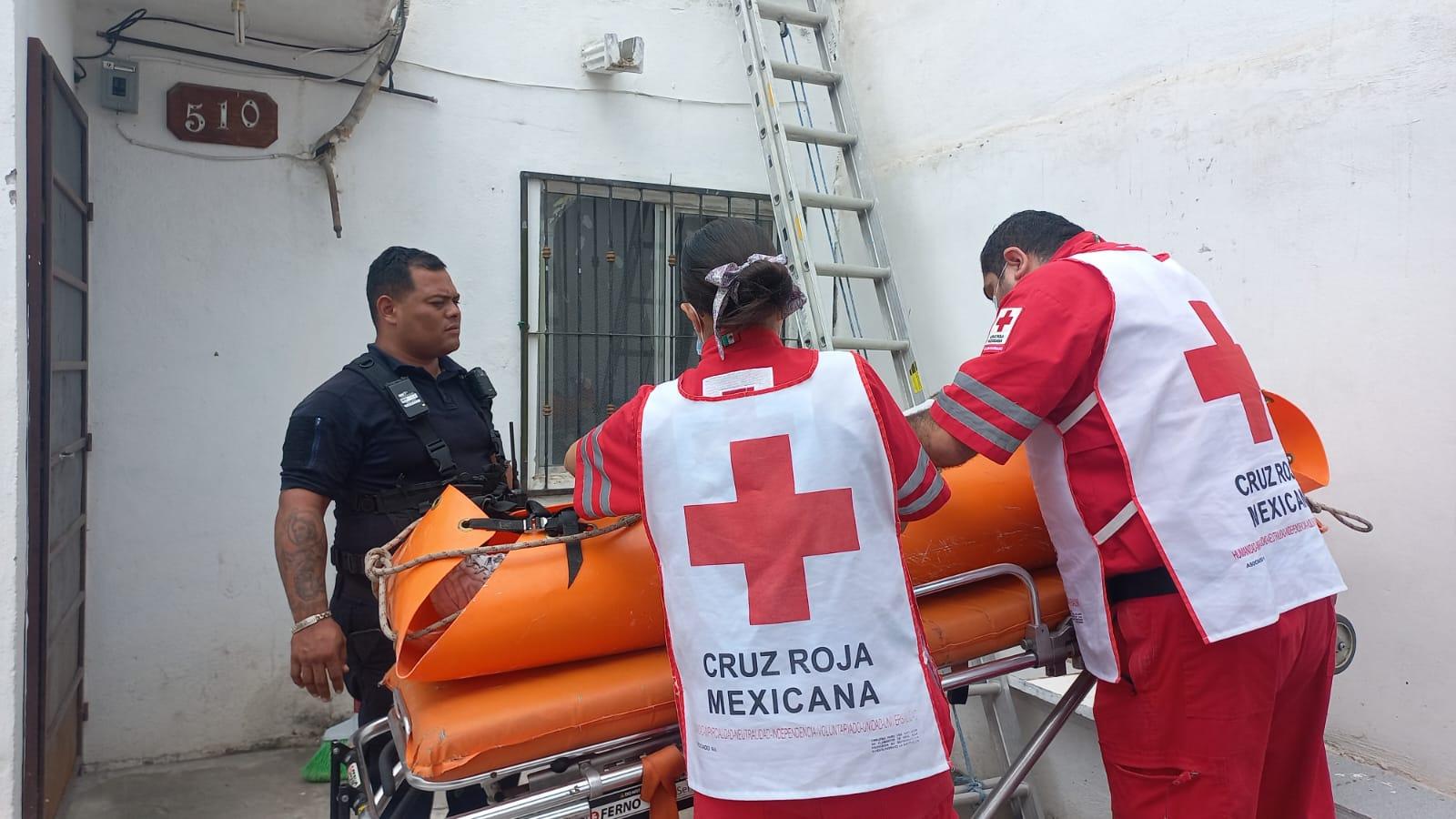 Recibe joven plomero descarga de 13, 800 V