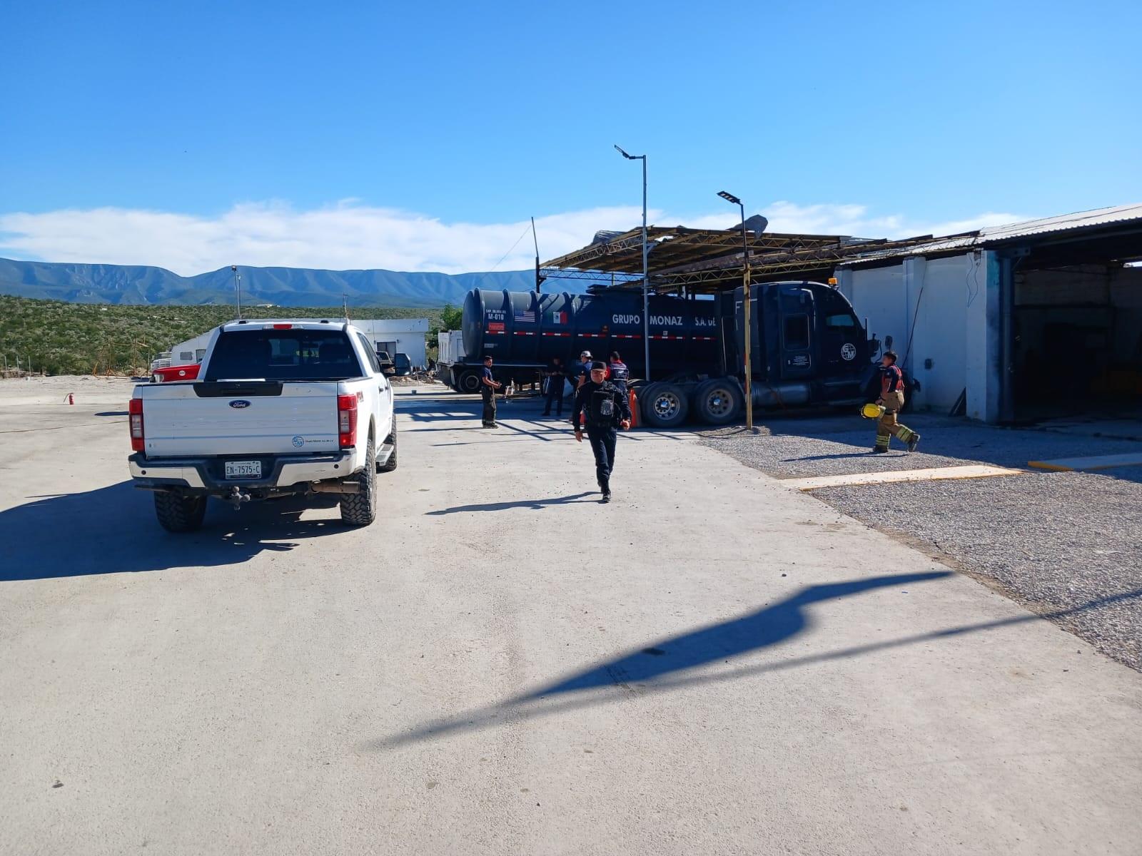 Explota un autotanque; quema a 2 trabajadores