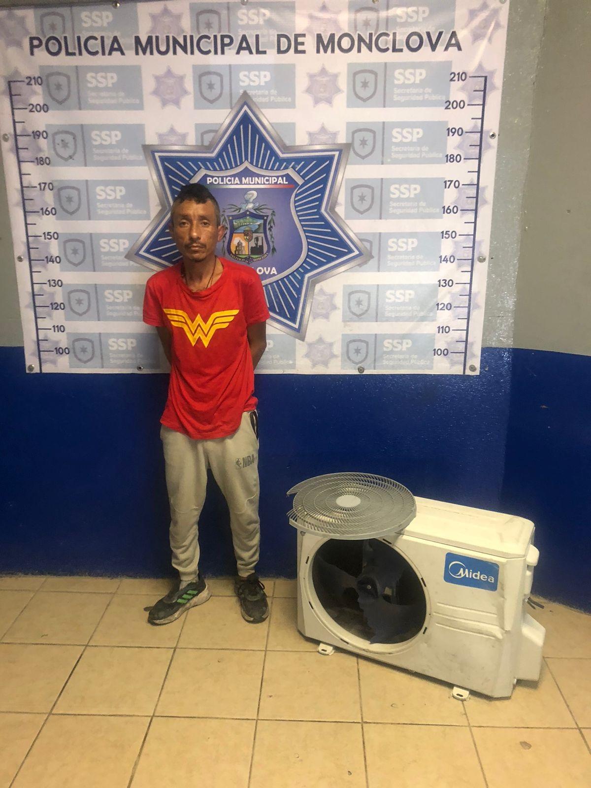 Lo sorprende Policía robando un minisplit