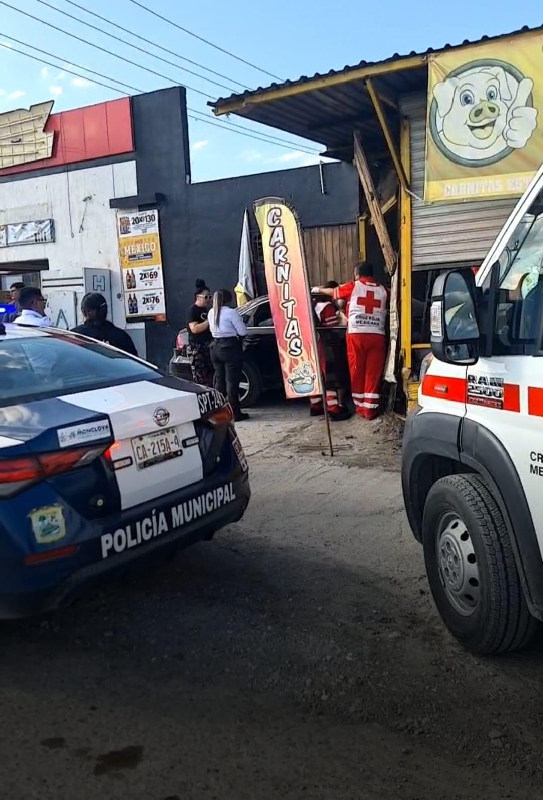 Se impacta conductora con puesto de carnitas