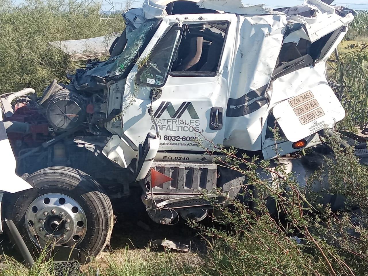 Vuelca en la 53 tráiler que transportaba asfalto