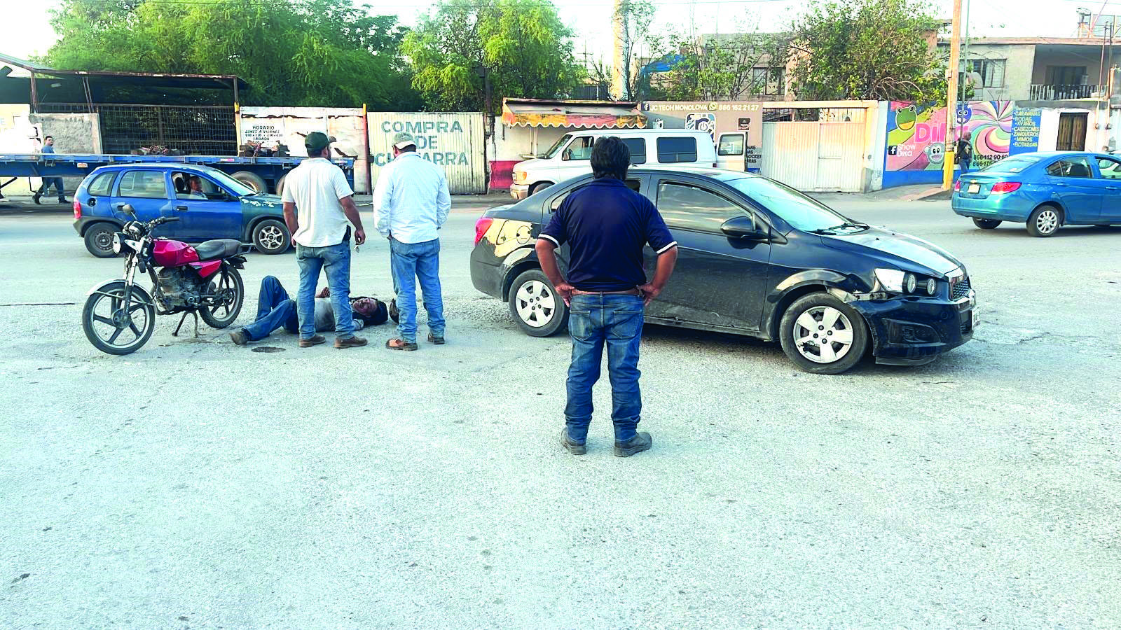 Impacta a motociclista descuidado conductor