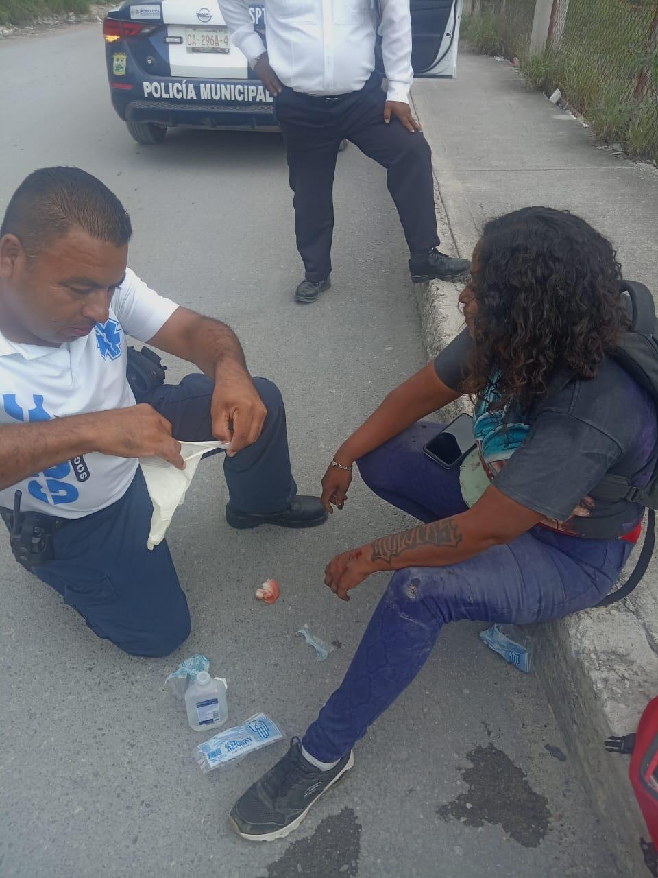 Embiste camioneta a mujer motociclista