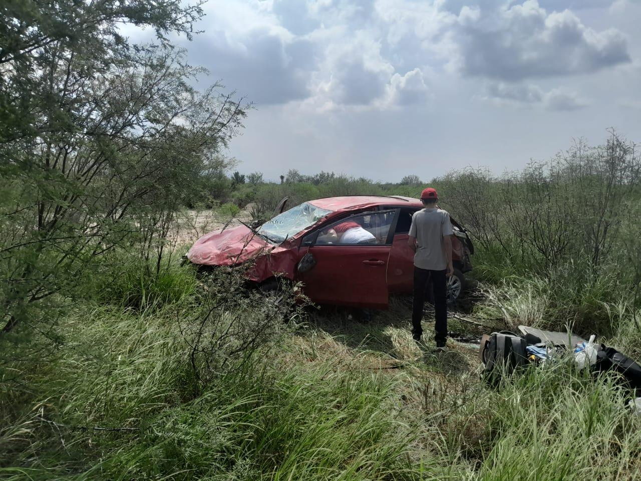 Dos lesionados tras volcar en carretera