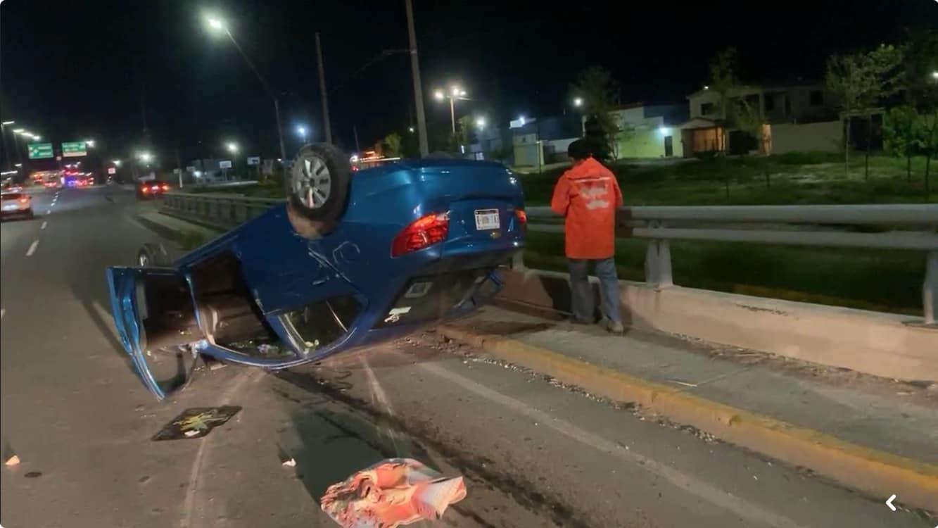 Aparatosa volcadura en puente de AHMSA