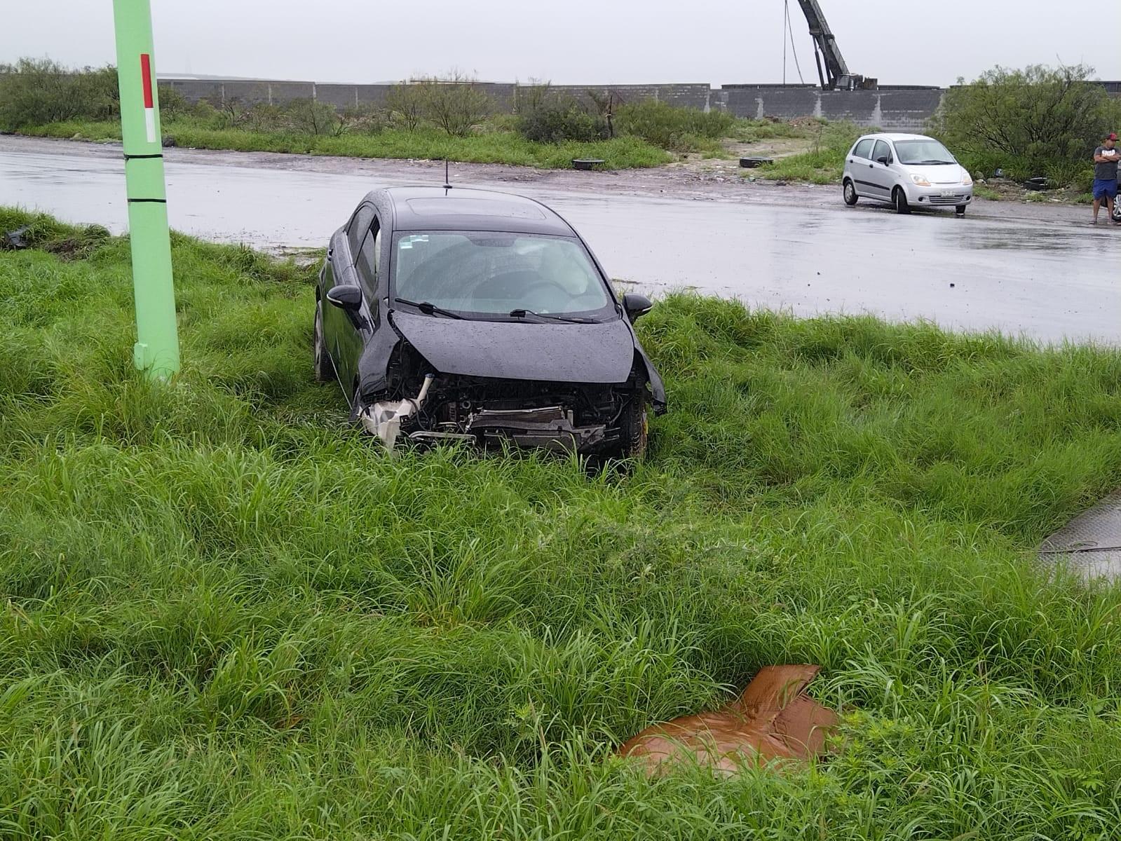 Velocidad y lluvias lo sacan del camino