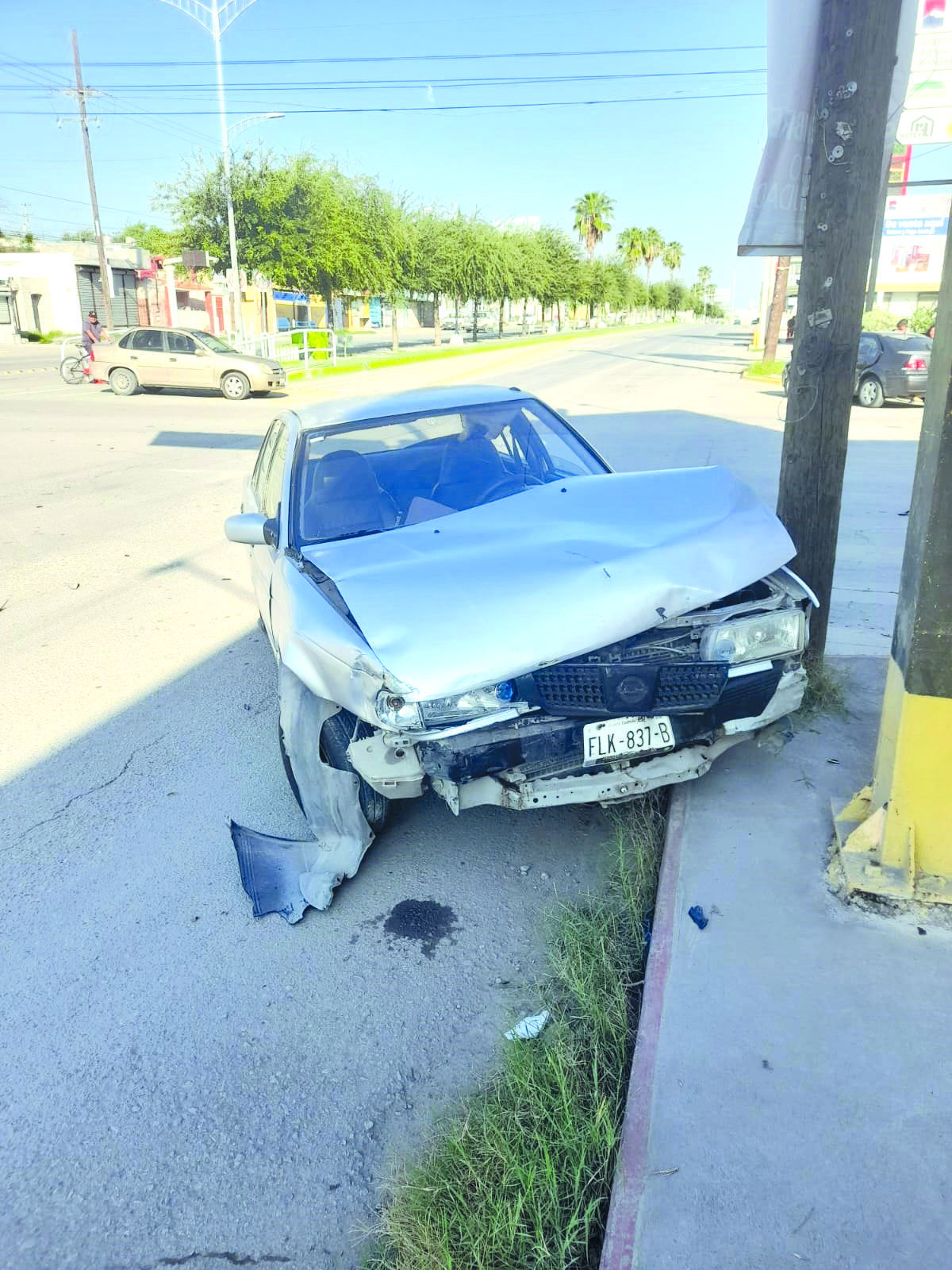 Aparatoso accidente arroja dos lesionados