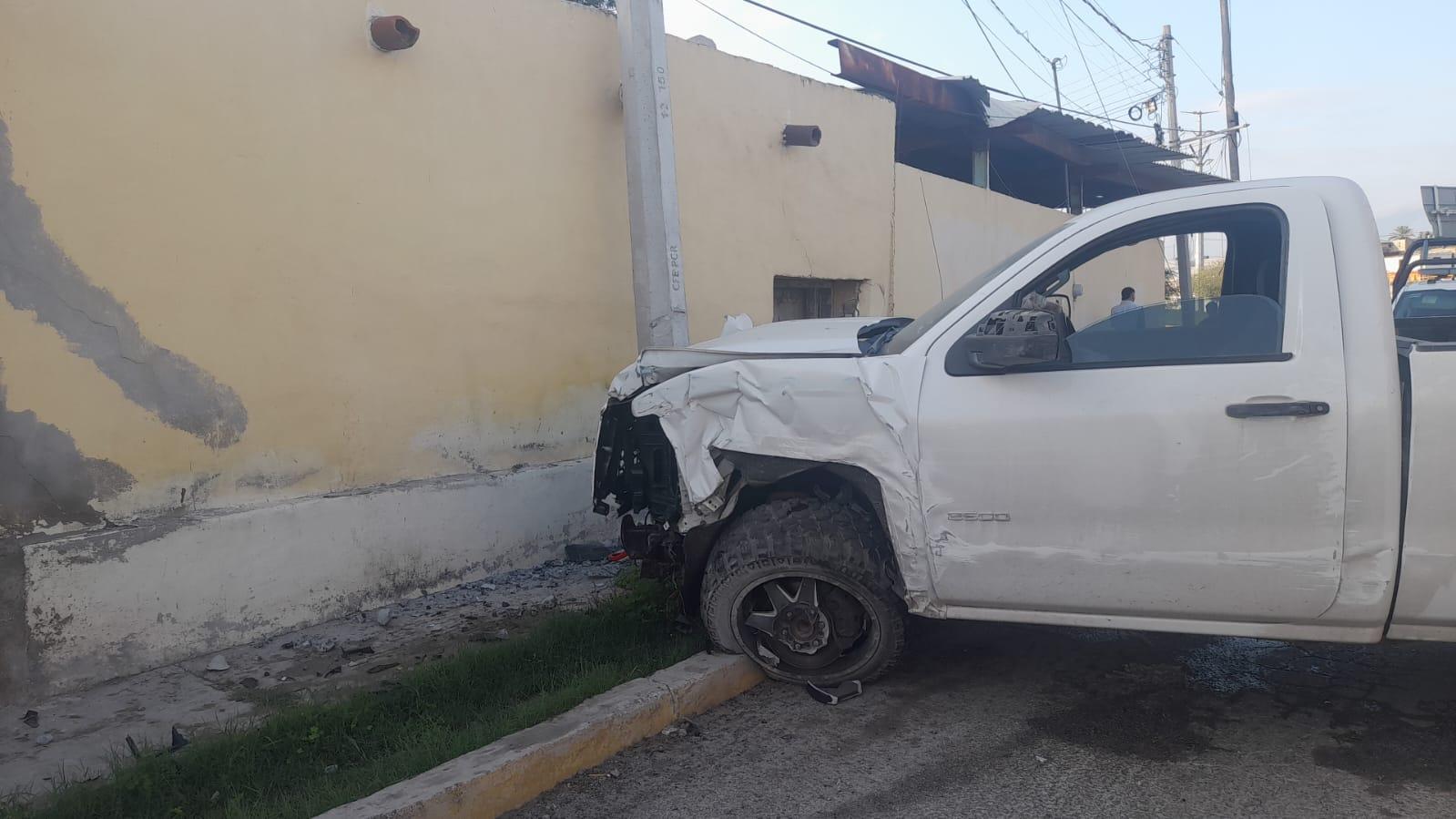 Se impacta camioneta con poste de concreto
