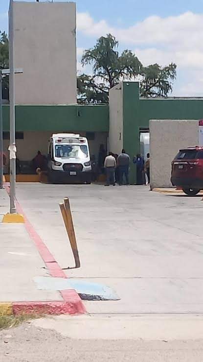 Intenta mujer salir por la puerta falsa