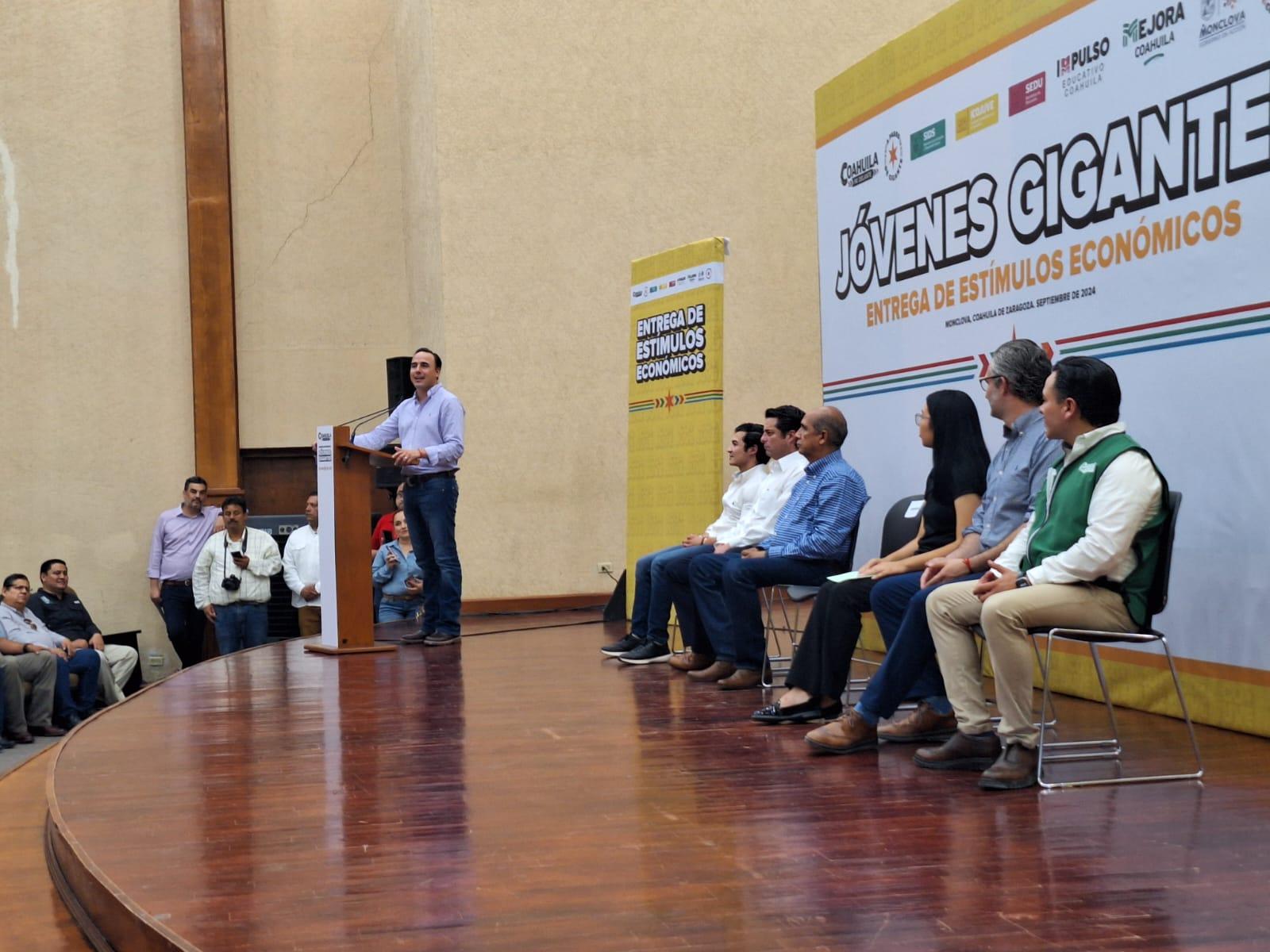 Anuncia el Gobernador Superbecas y créditos