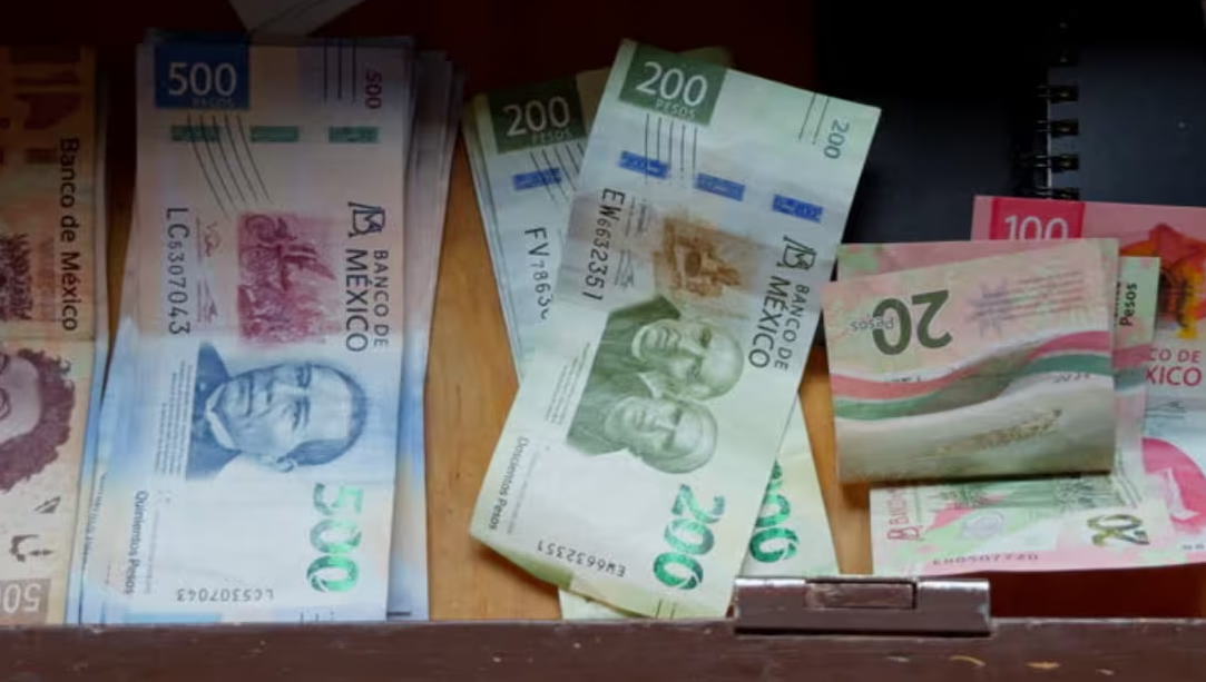 Peso registra su peor caída frente al dólar en tres meses; cierra en 19.67