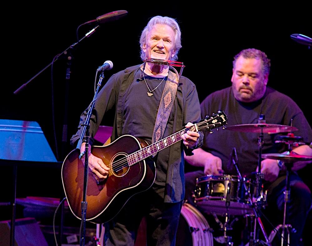 A través de redes famosos Rinden homenaje a Kris Kristofferson