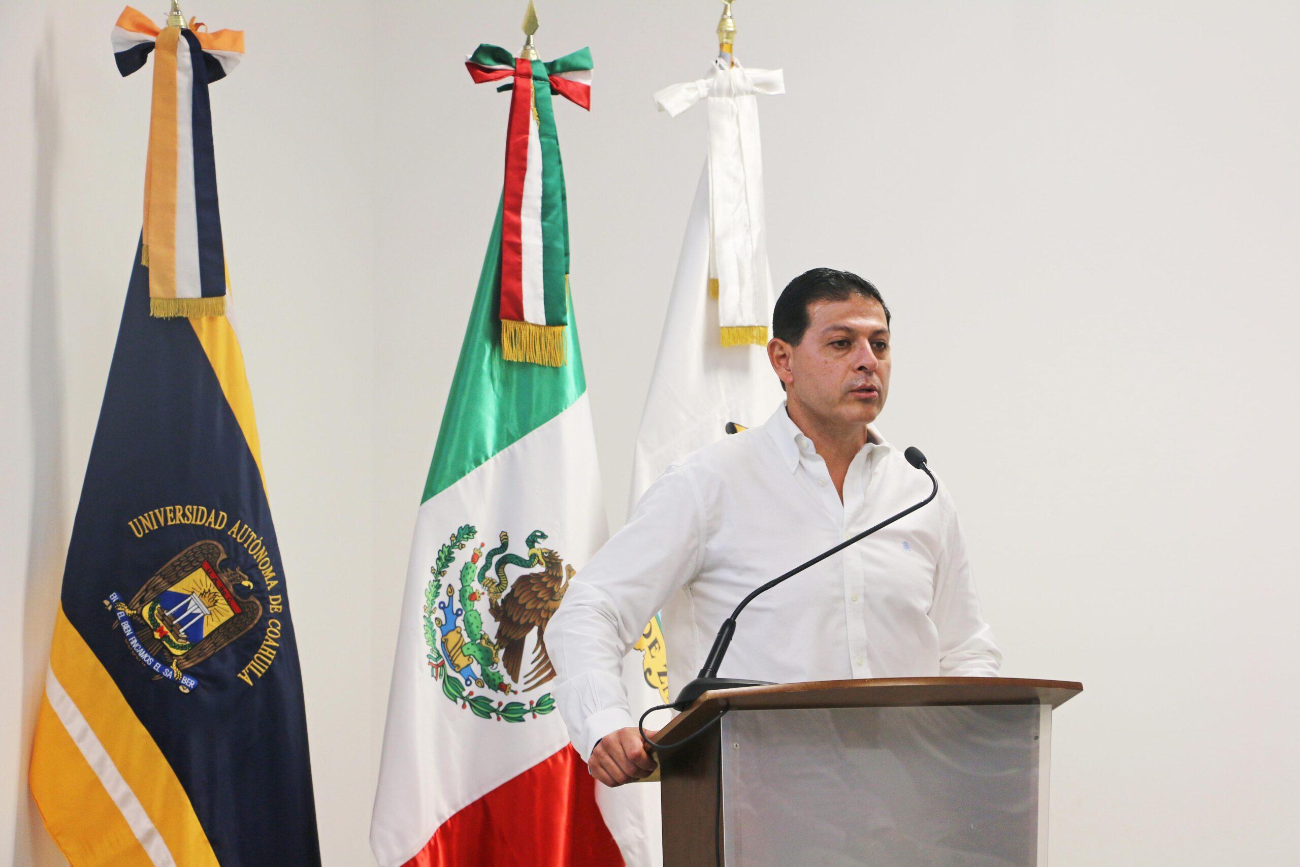 Prepara a universitarios para su vida profesional