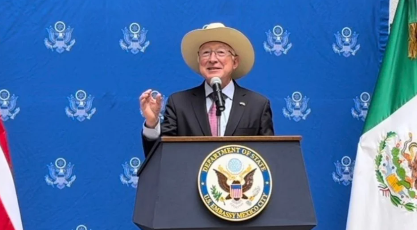 “Vivimos un tiempo donde la democracia tiembla”, asegura el embajador Ken Salazar