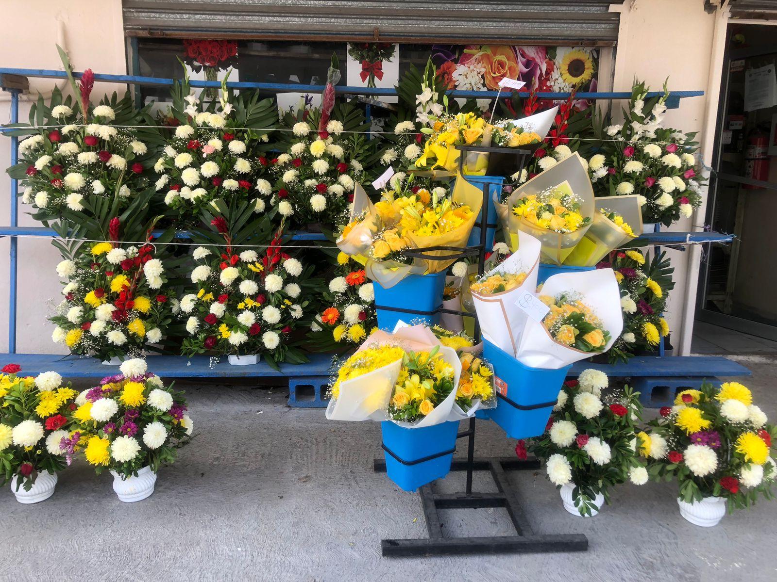 Vive Monclova tradición de regalar flores amarillas