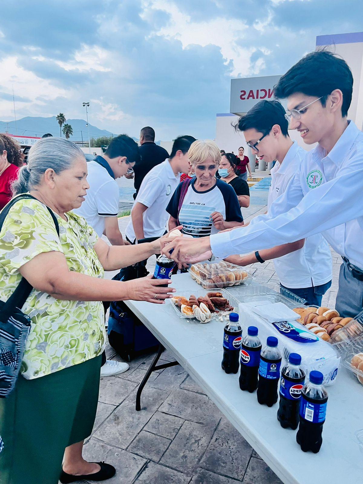 Reparten jóvenes pan y refresco en hospital