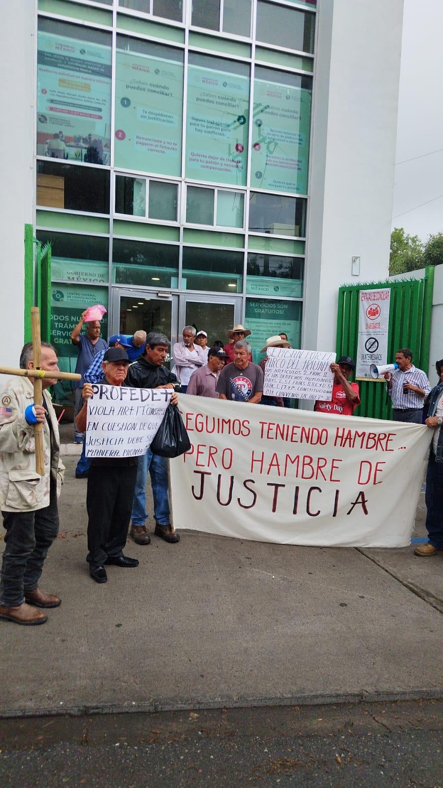 Protestan en Saltillo jubilados de Monclova