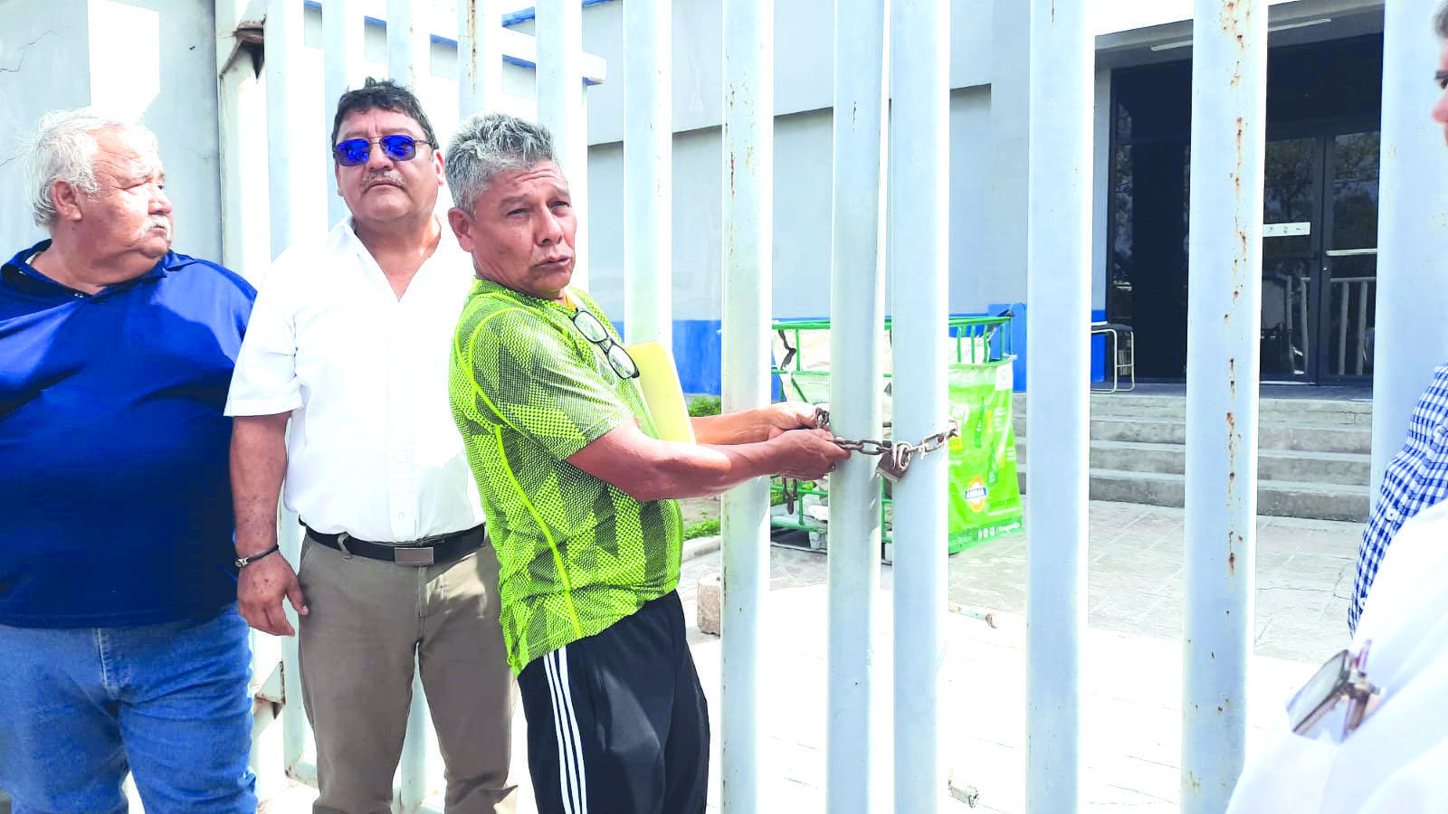 Bloquean oficinas obreros de AHMSA