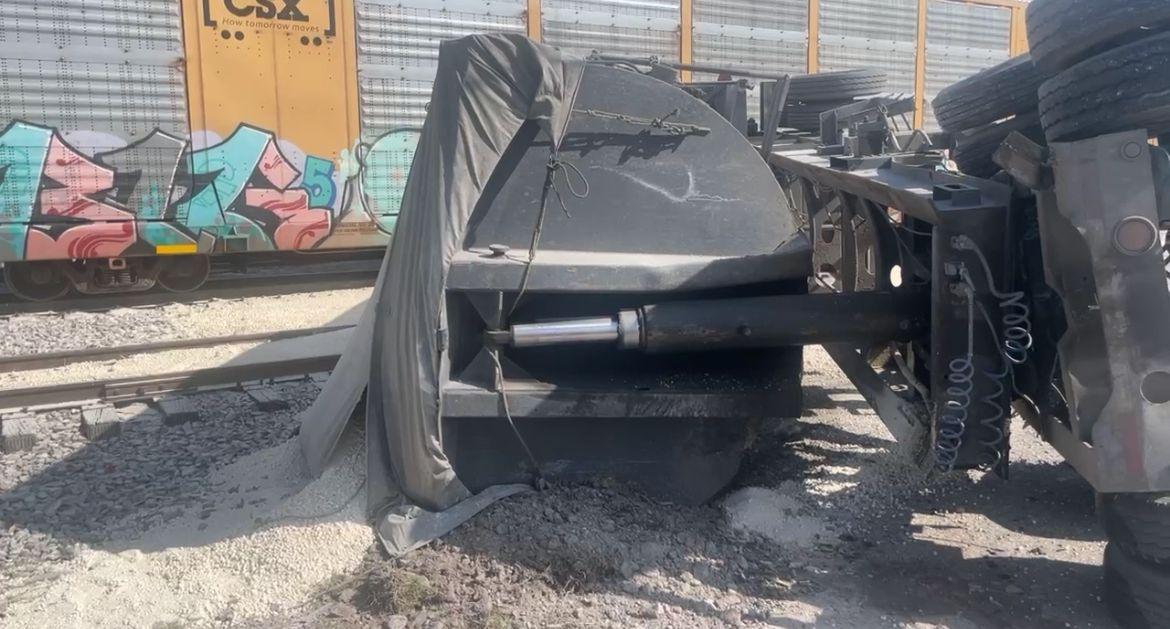 Se atraviesa tráiler y lo embiste el tren