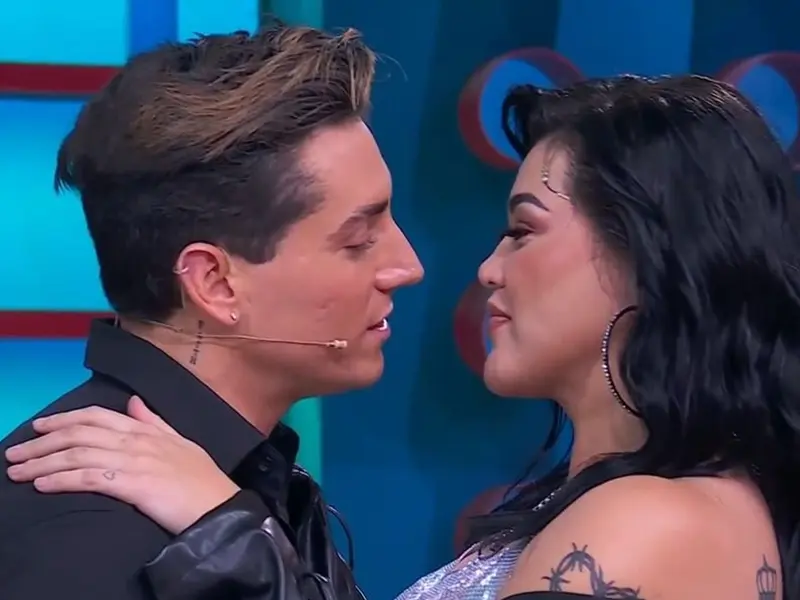 ¡Por fin se le hizo! ‘Gomita’ y Agustín Fernández se besan en programa en vivo