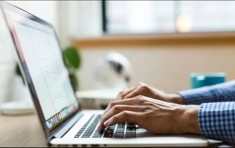 ¿Qué tan recomendable es dejar la laptop conectada todo el tiempo?