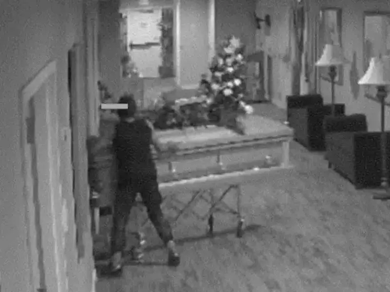 Mujer roba ataúd con todo y cuerpo dentro; así la captaron