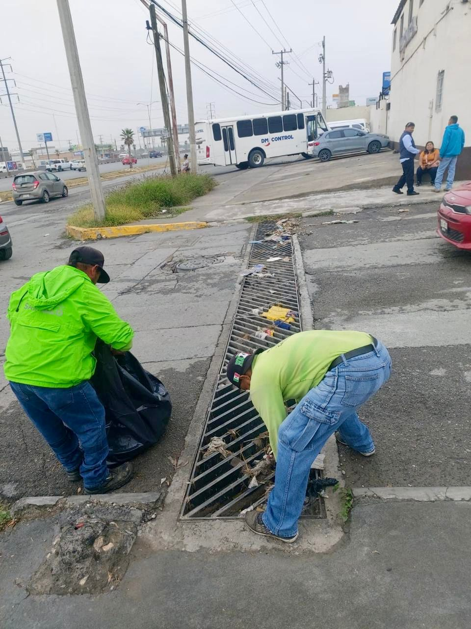 Trabaja Municipio en retiro de escombro de vialidades y basura de rejillas por lluvias