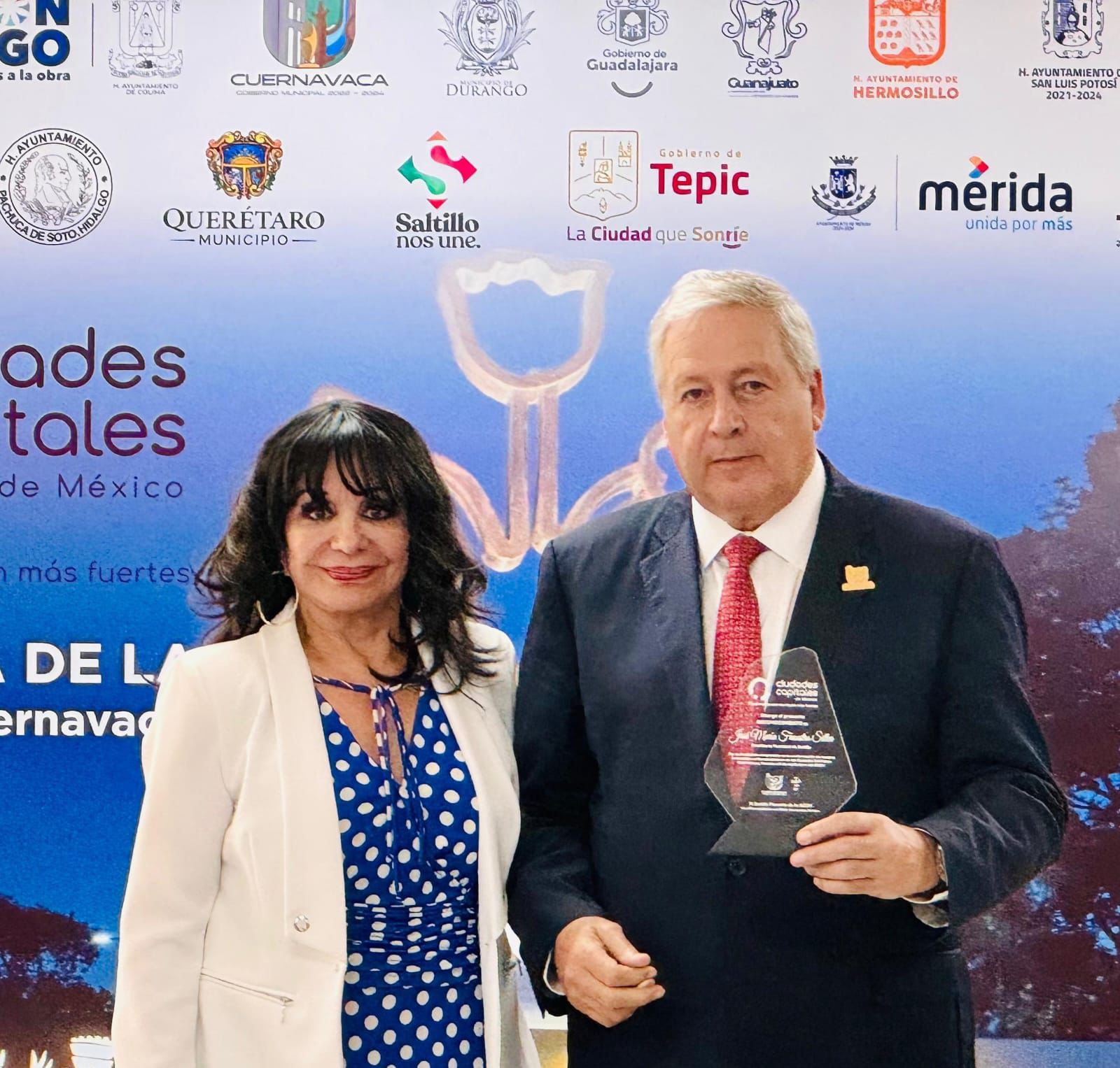 Entrega Ciudades Capitales reconocimiento a Chema Fraustro