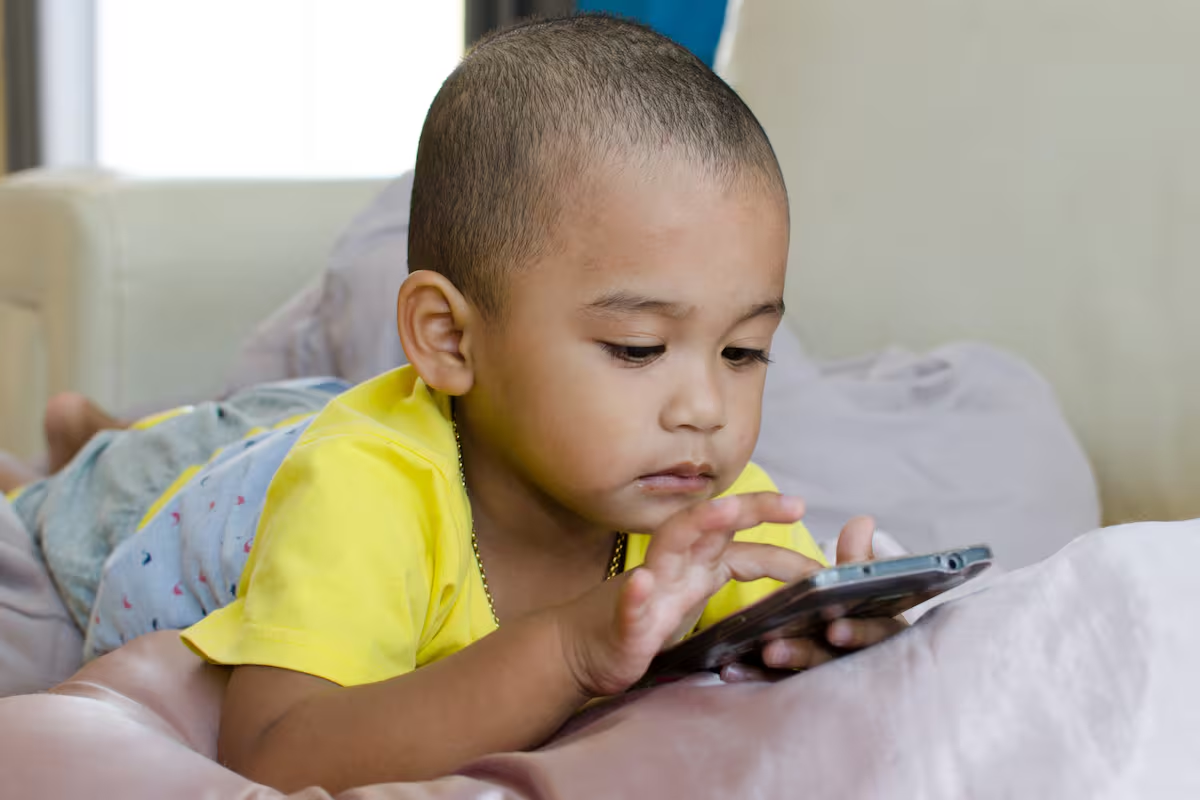 Retrasar el uso de celulares en niños hasta los 14 años: Recomendación de expertos
